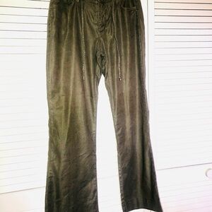 Army camo green NYDJ 6P excellent condition, no iron!